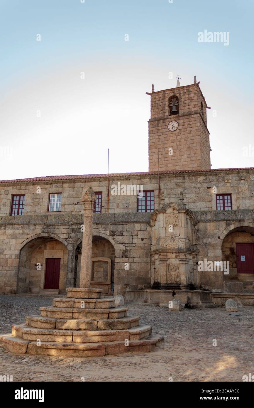 L'ancienne place de l'Hôtel de ville dans le village portugais historique de Castelo Novo à Fundao Banque D'Images