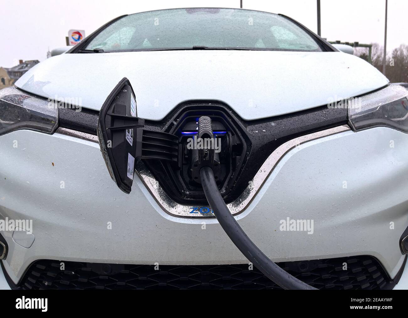 E-car Renault ZOE à une centrale électrique sur une station-service Total à Berlin, Allemagne, le 5 février 2021. © Peter Schatz / Alamy stock photos Banque D'Images