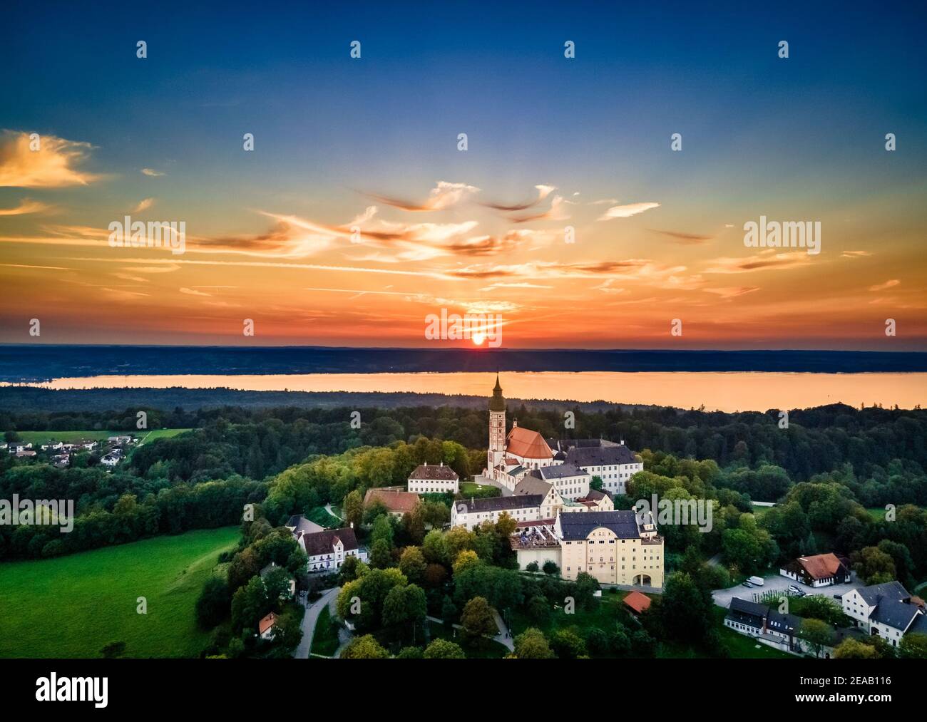Allemagne, Bavière, haute-Bavière, Monastère d'Andechs dans la région des cinq lacs au coucher du soleil Banque D'Images