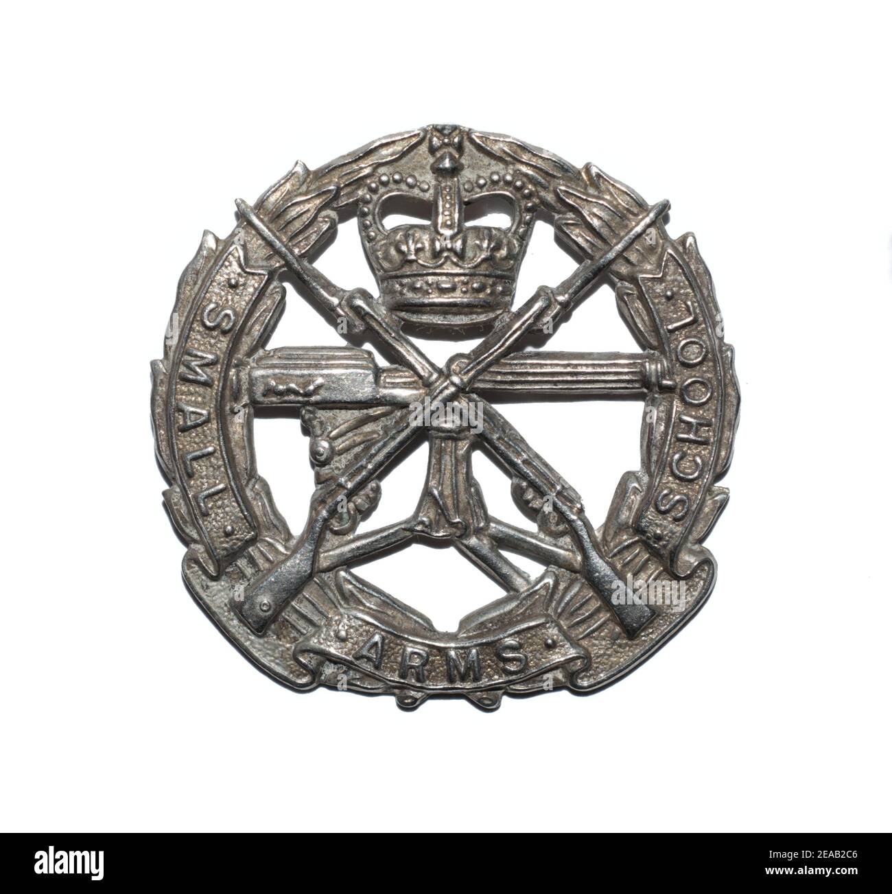 Un insigne de chapeau du Small Arms School corps c. 1952-courant.. Banque D'Images