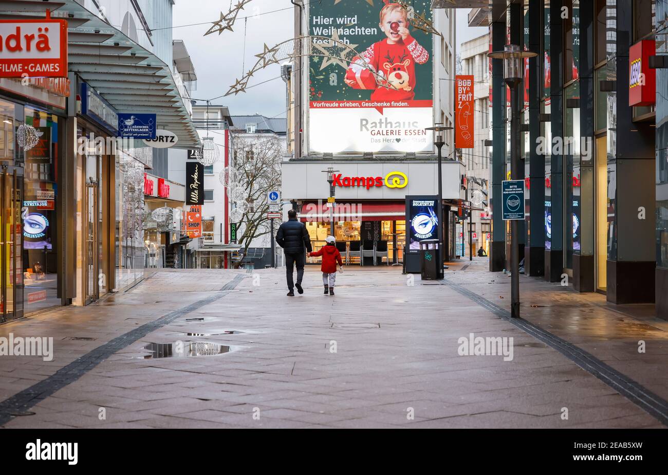 Essen, région de la Ruhr, Rhénanie-du-Nord-Westphalie, Allemagne - Essen centre-ville en temps de crise de la corona avec le deuxième verrouillage le jour avant la veille de Noël, les magasins sont fermés, à quelques passants seulement dans la zone piétonne. Banque D'Images
