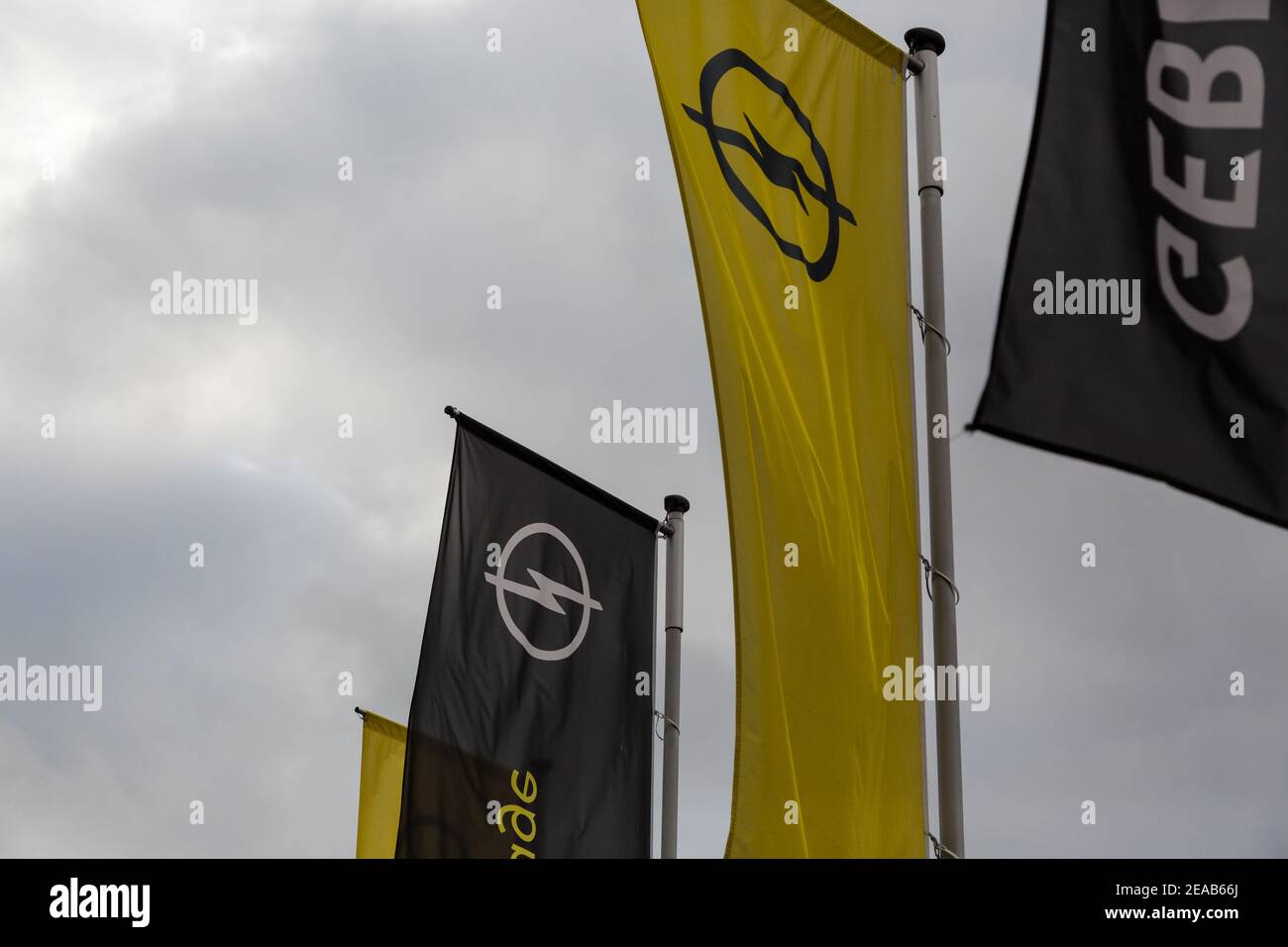 Opel marque un drapeau contre un ciel gris à Berlin Banque D'Images
