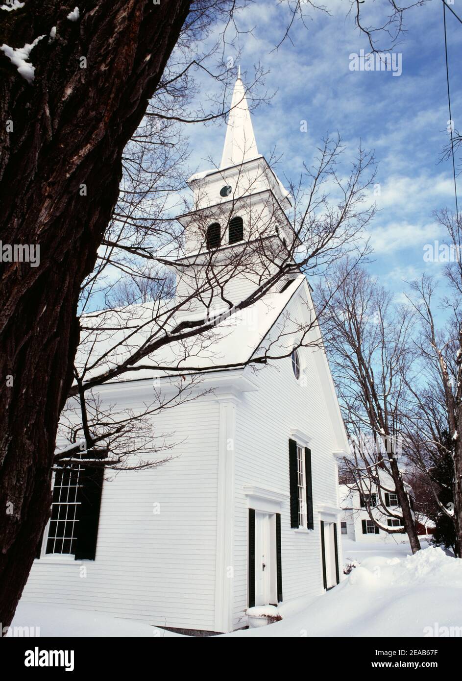 Panneau blanc Église de la Nouvelle-Angleterre en hiver - Hillsborough, New Hampshire Banque D'Images