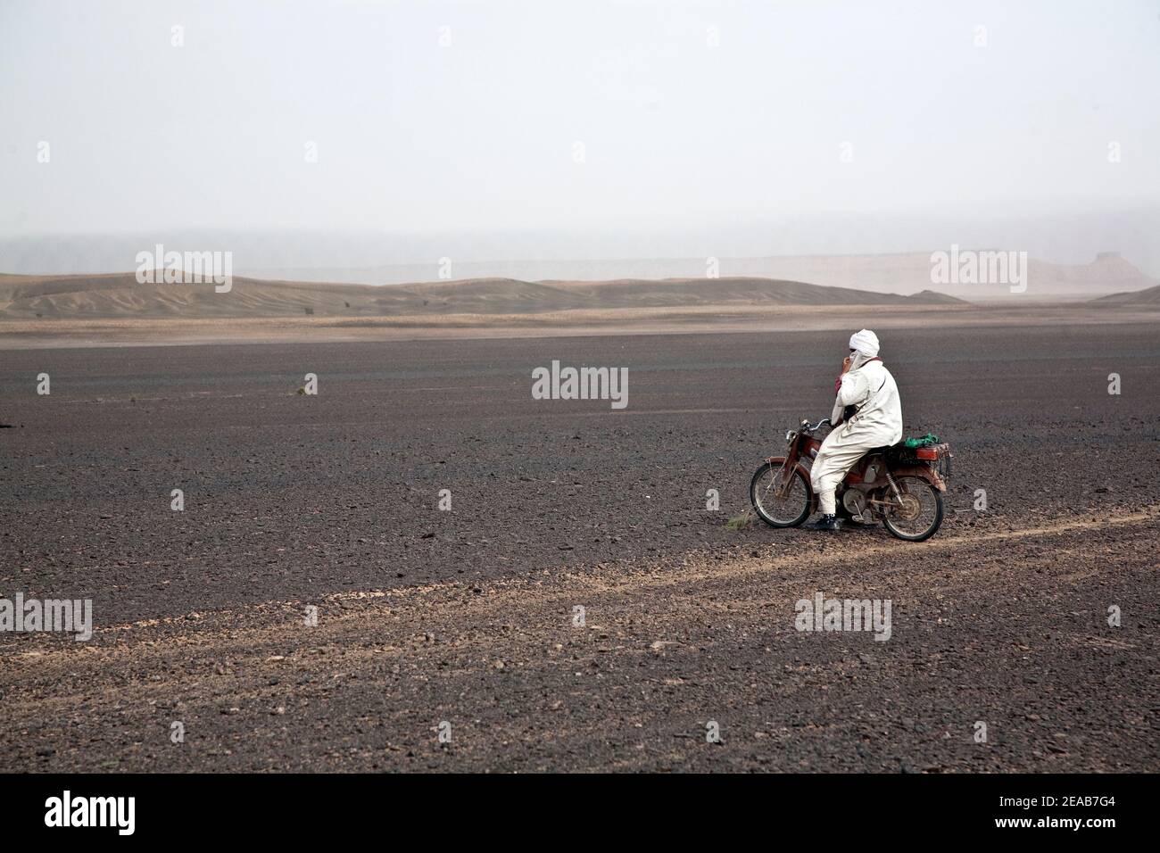 Moto Rider dans le désert du Maroc Banque D'Images