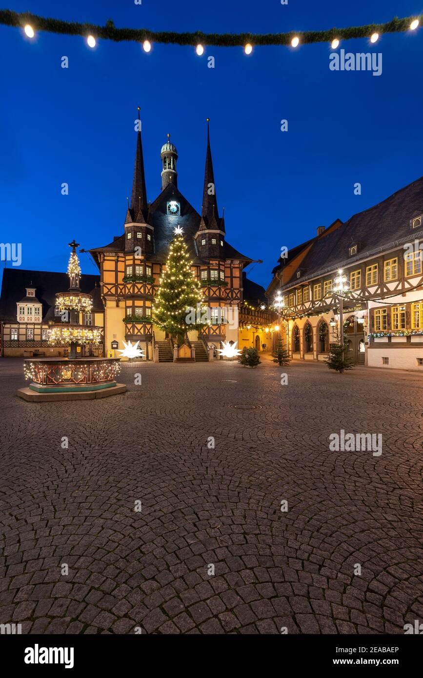 Allemagne, Saxe-Anhalt, Wernigerode, hôtel de ville historique, arbre de Noël, fontaine néo-gothique bienfaiteur. Banque D'Images