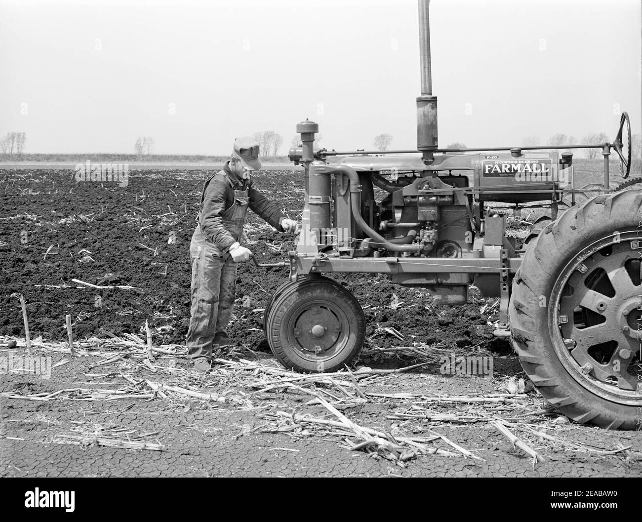 Agriculteur qui lance un tracteur lors de la plantation de maïs, méthode de listage, comté de Monona, Iowa, États-Unis, John Vachon, administration américaine de la sécurité agricole, mai 1940 Banque D'Images