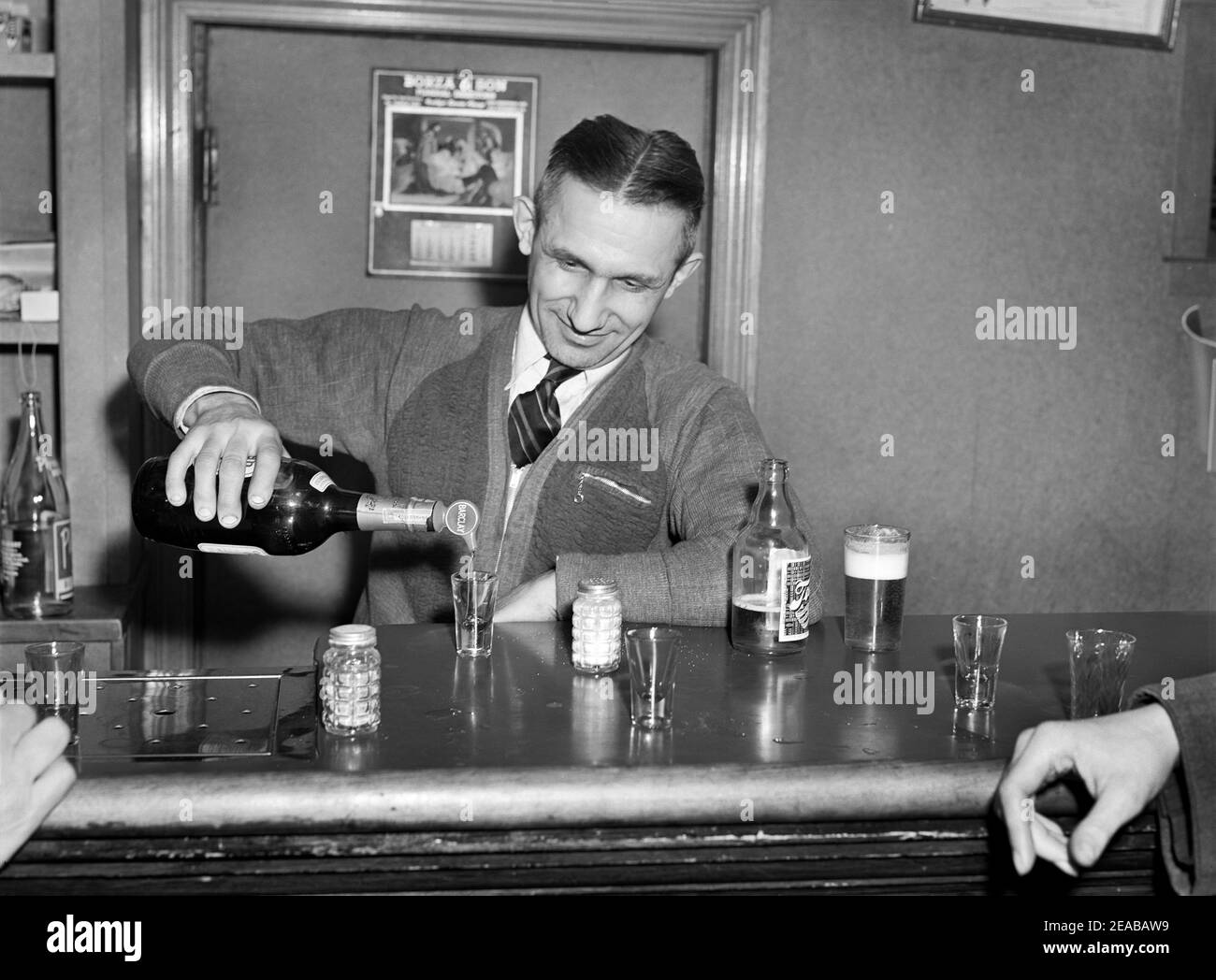 Barman au Catholic Sokol Club, Ambridge, Pennsylvanie, États-Unis, John Vachon, Administration américaine de la sécurité agricole, janvier 1941 Banque D'Images