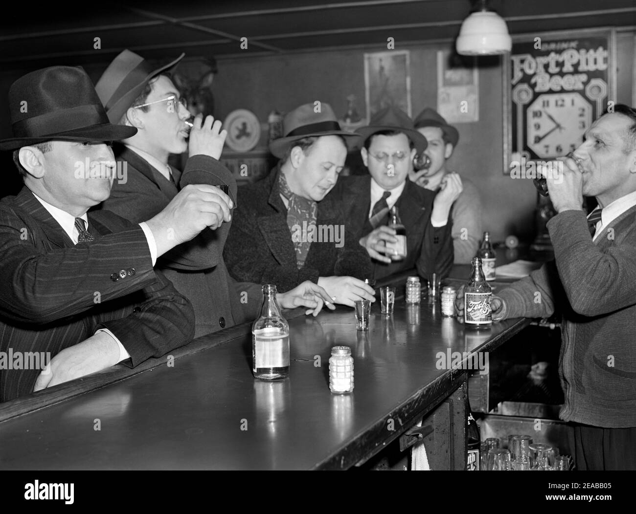 Hommes et Bartender buvant au Catholic Sokol Club, Ambridge, Pennsylvanie, États-Unis, John Vachon, U.S. Farm Security Administration, janvier 1941 Banque D'Images