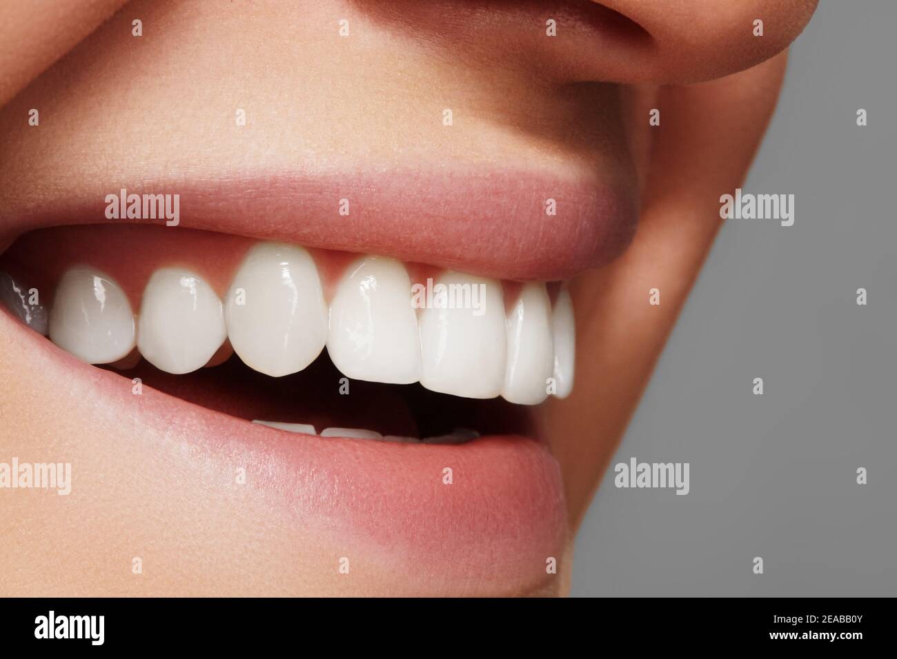 Un sourire éclatant et des dents plus blanches. Photo dentaire. Macro gros plan de la bouche parfaite de la femme, rouge à lèvres. Banque D'Images
