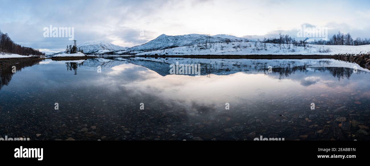 Norvège, Nord-Norge, Senja, hiver, coucher de soleil, montagne, pics, soirée, Lac, miroir Banque D'Images