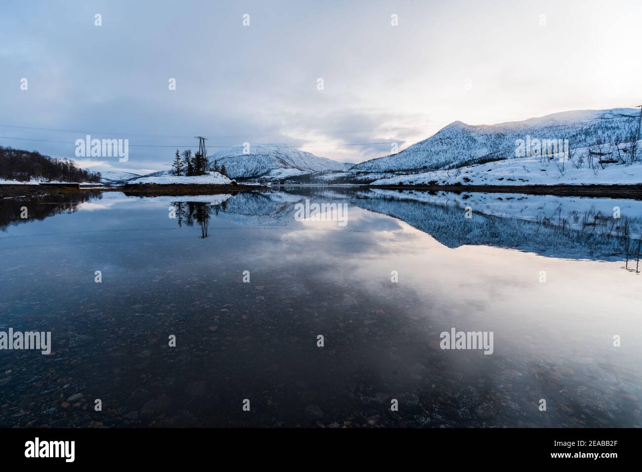 Norvège, Nord-Norge, Senja, hiver, coucher de soleil, montagne, pics, soirée, Lac, miroir Banque D'Images