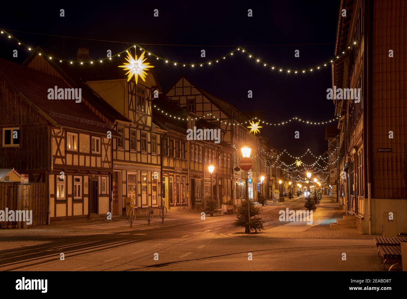 Allemagne, Saxe-Anhalt, Wernigerode, rue décorée de Noël avec des maisons à colombages. Banque D'Images