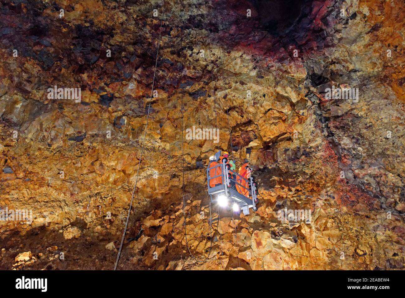 Voyage vers le volcan Thrihnukagigur, chambre magma avec inclusions de minerai, Islande Banque D'Images