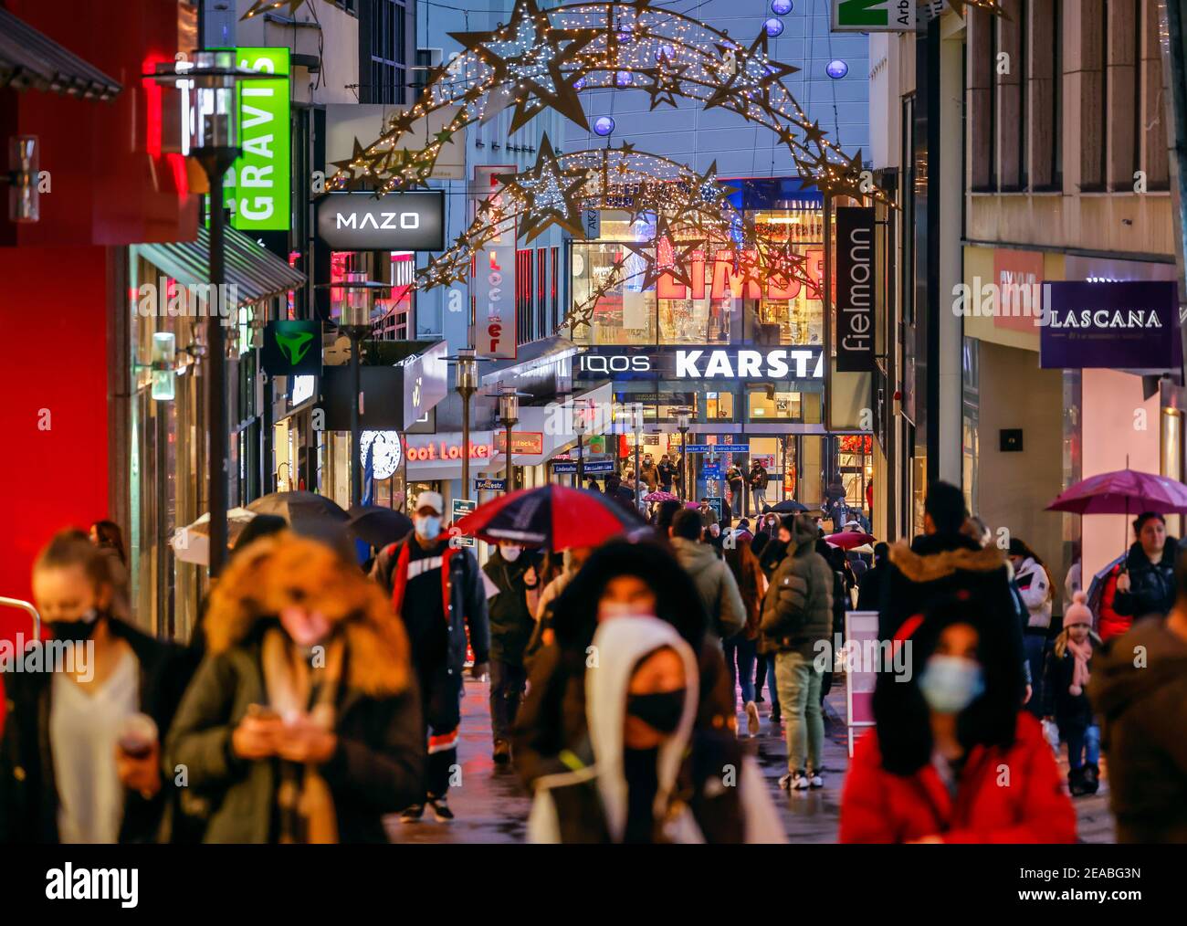 Essen, région de la Ruhr, Rhénanie-du-Nord-Westphalie, Allemagne - Essen centre-ville en temps de crise de la couronne dans la soirée avant le verrouillage dur, beaucoup de passants avec des masques protecteurs tout en faisant du shopping sur le thème de Noël Limbecker Strasse, à l'arrière du centre commercial Limbecker Platz, Dans la zone piétonne d'Essen, il n'y a qu'une seule recommandation de porter un masque. Banque D'Images