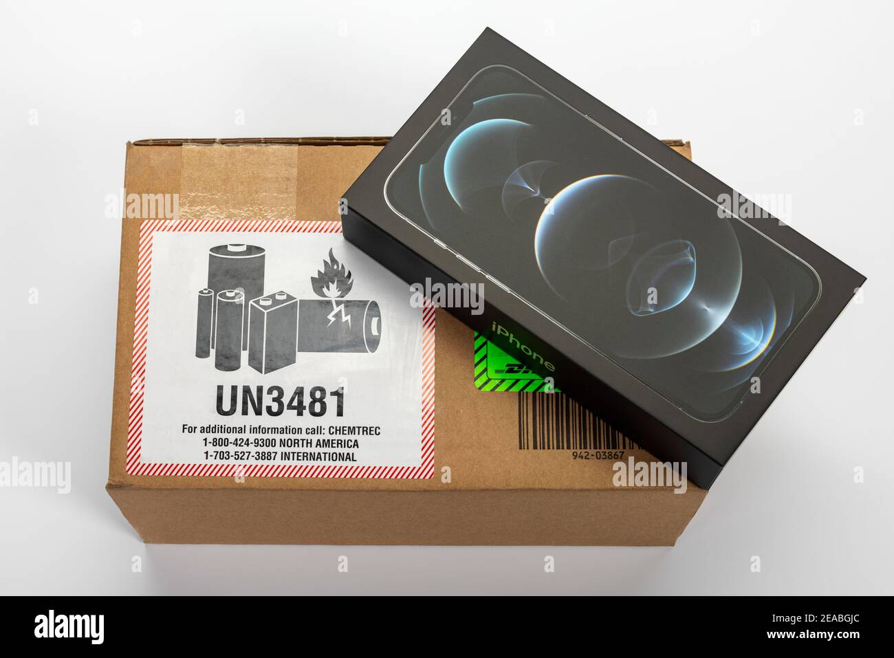 Apple iPhone 12 Pro Max emballage d'origine, boîte d'expédition, dos, étiquette de marchandises dangereuses un 3481 l'emballage contient des batteries au lithium-ion, des batteries, des batteries rechargeables, étiquette de transport, Banque D'Images