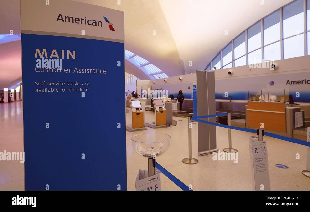 St. Louis, États-Unis. 08 février 2021. La zone de billetterie d'American Airlines est vide à l'aéroport international de Saint-Louis-Lambert le lundi 8 février 2021. American Airlines a annoncé qu'elle allait s'en prendre à près de 1,200 employés à St. Louis à partir d'avril. À mesure que la pandémie se poursuit, la demande de passagers a diminué, ce qui a entraîné une réduction des horaires de vol. À l'échelle nationale, American Airlines estime qu'elle réduira ses employés d'ici 13,000 à l'échelle nationale. Photo par Bill Greenblatt/UPI crédit: UPI/Alay Live News Banque D'Images