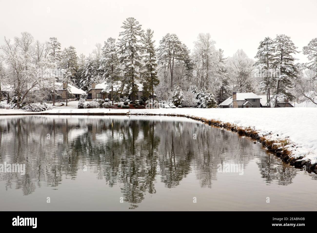 Réflexions enneigées sur le lac Straus - Straus Park, Brevard, Caroline du Nord, États-Unis Banque D'Images