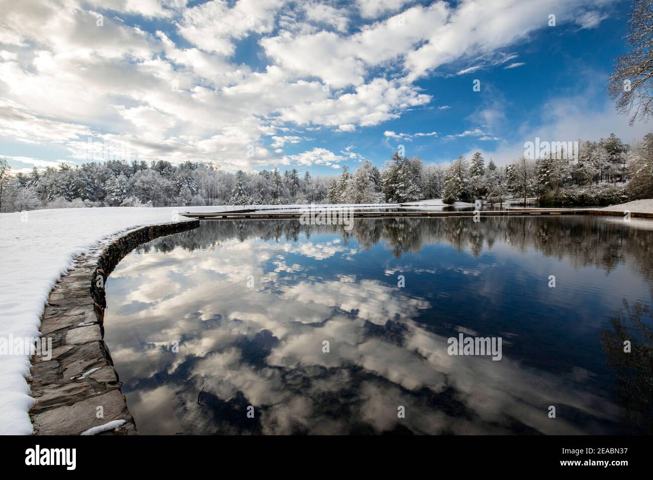 Réflexions de nuages sur le lac Straus en hiver, Straus Park - Brevard, Caroline du Nord, États-Unis Banque D'Images