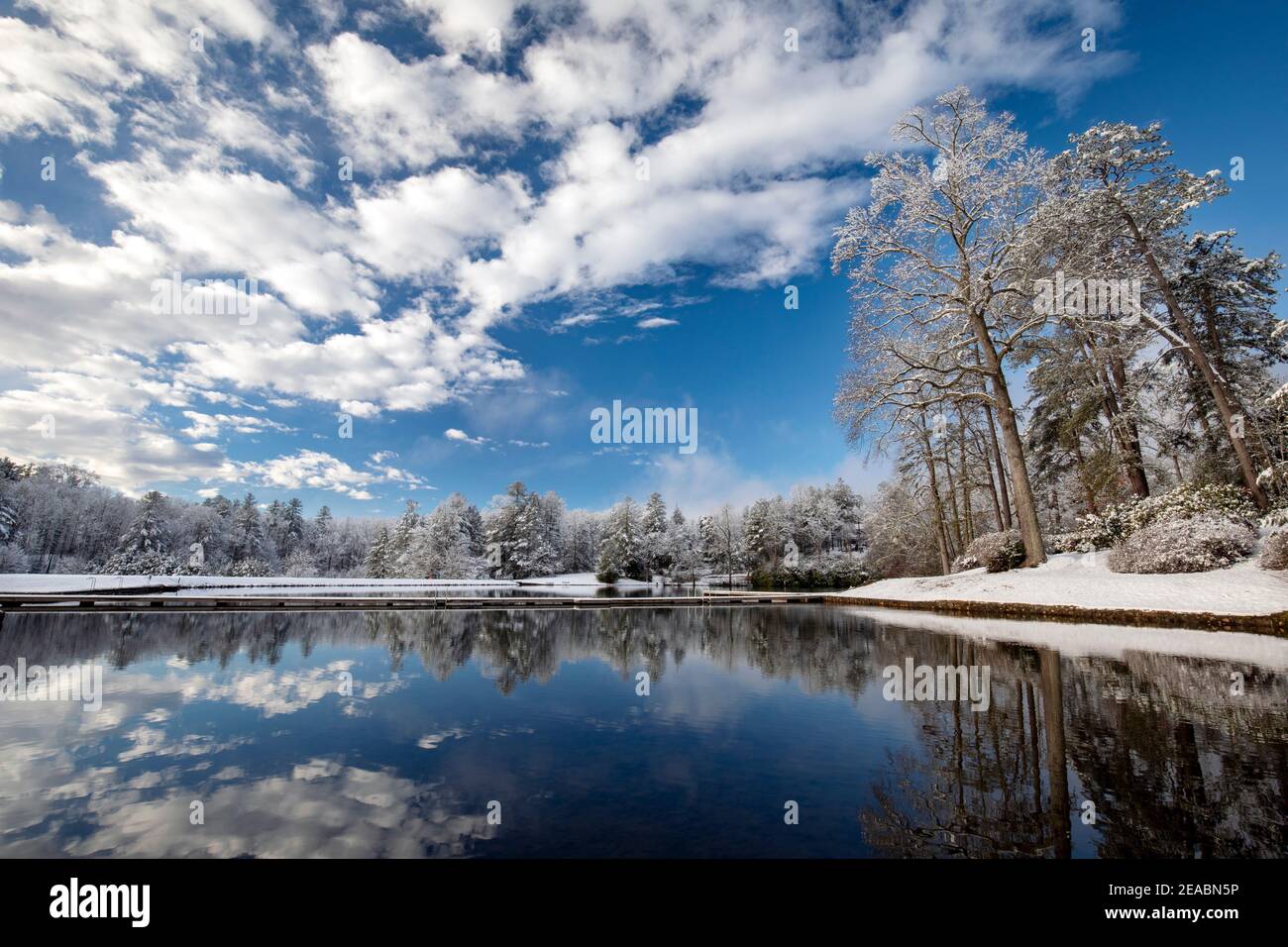 Réflexions de nuages sur le lac Straus en hiver, Straus Park - Brevard, Caroline du Nord, États-Unis Banque D'Images