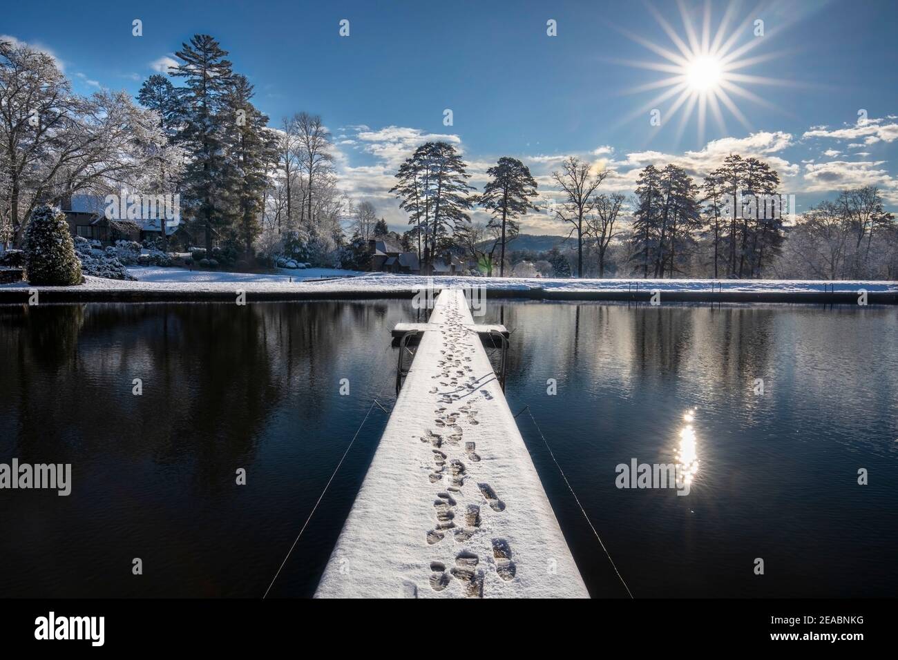 Lever de soleil d'hiver vibrant au lac Straus, Straus Park - Brevard, Caroline du Nord, États-Unis Banque D'Images