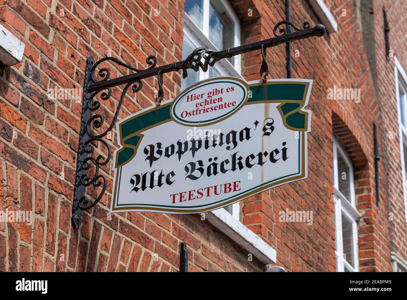 Nez de protection, lettrage, 'Poppingas Alte Bäckerei', sur le mur d'un magasin dans le centre de Greetsiel, Frise orientale, Basse-Saxe, Banque D'Images
