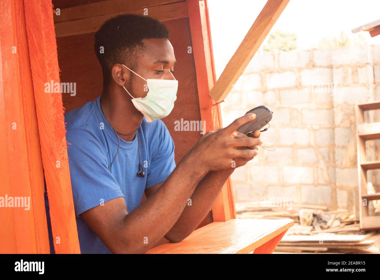 un jeune homme d'affaires africain utilisant une machine de pos Banque D'Images