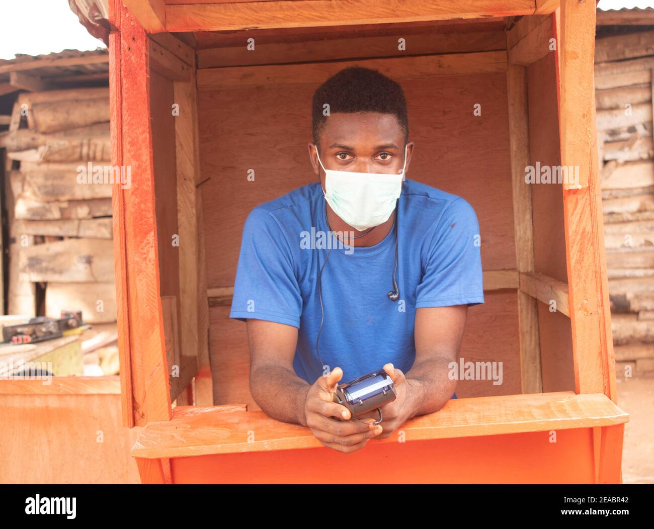 un jeune homme d'affaires africain utilisant une machine de pos Banque D'Images