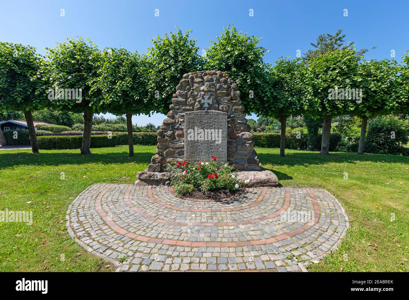 Plaque d'inscription, mémoire de ceux qui sont tombés dans les guerres de l'unification (1870-71), la première Guerre mondiale (1914-1918), et la Seconde Guerre mondiale (1939-45), Rundwarftendorf, Rysum, Krumhörn, Frise orientale, Basse-Saxe, Banque D'Images