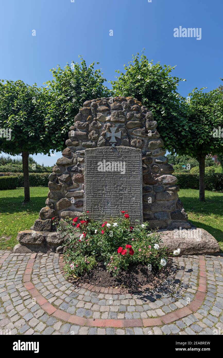Plaque d'inscription, mémoire de ceux qui sont tombés dans les guerres de l'unification (1870-71), la première Guerre mondiale (1914-1918), et la Seconde Guerre mondiale (1939-45), Rundwarftendorf, Rysum, Krumhörn, Frise orientale, Basse-Saxe, Banque D'Images