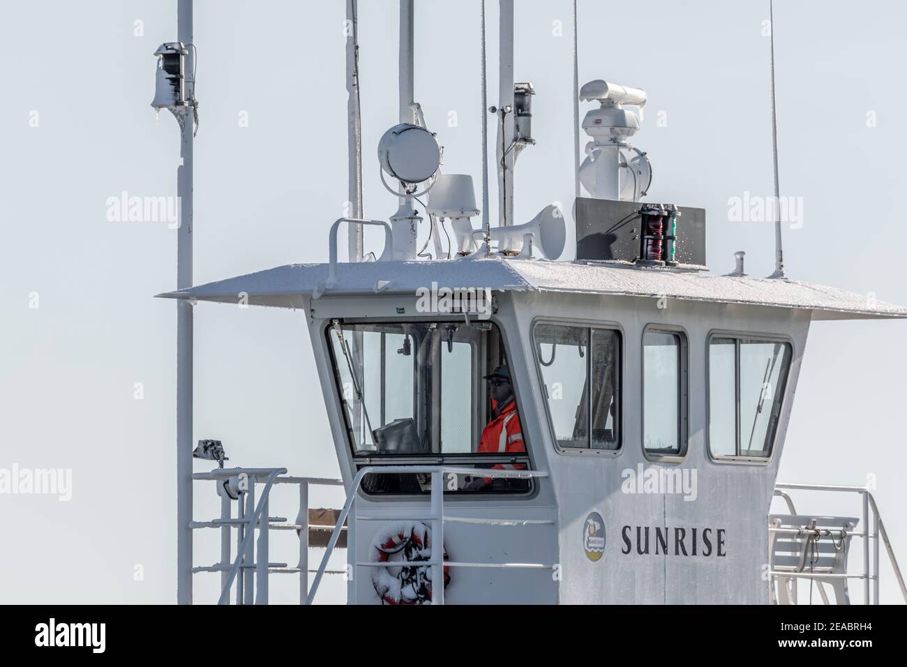 Capitaine à la barre du ferry sud, le lever du soleil faisant le passage de North Haven à Shelter Island, NY Banque D'Images