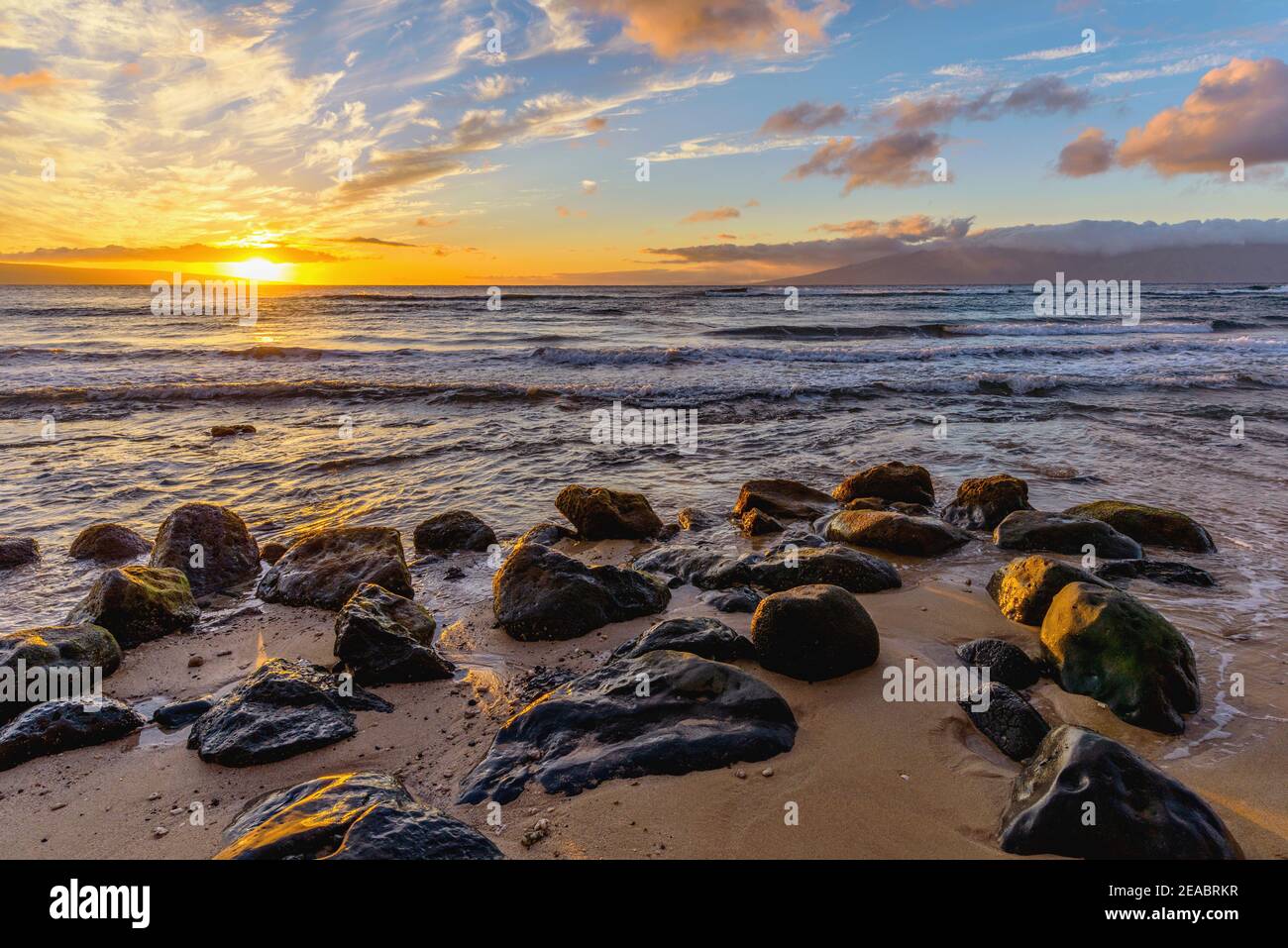 Sunset Rocky Coast - VUE colorée sur une plage rocheuse au nord-ouest de Maui, Hawaii, États-Unis. Banque D'Images