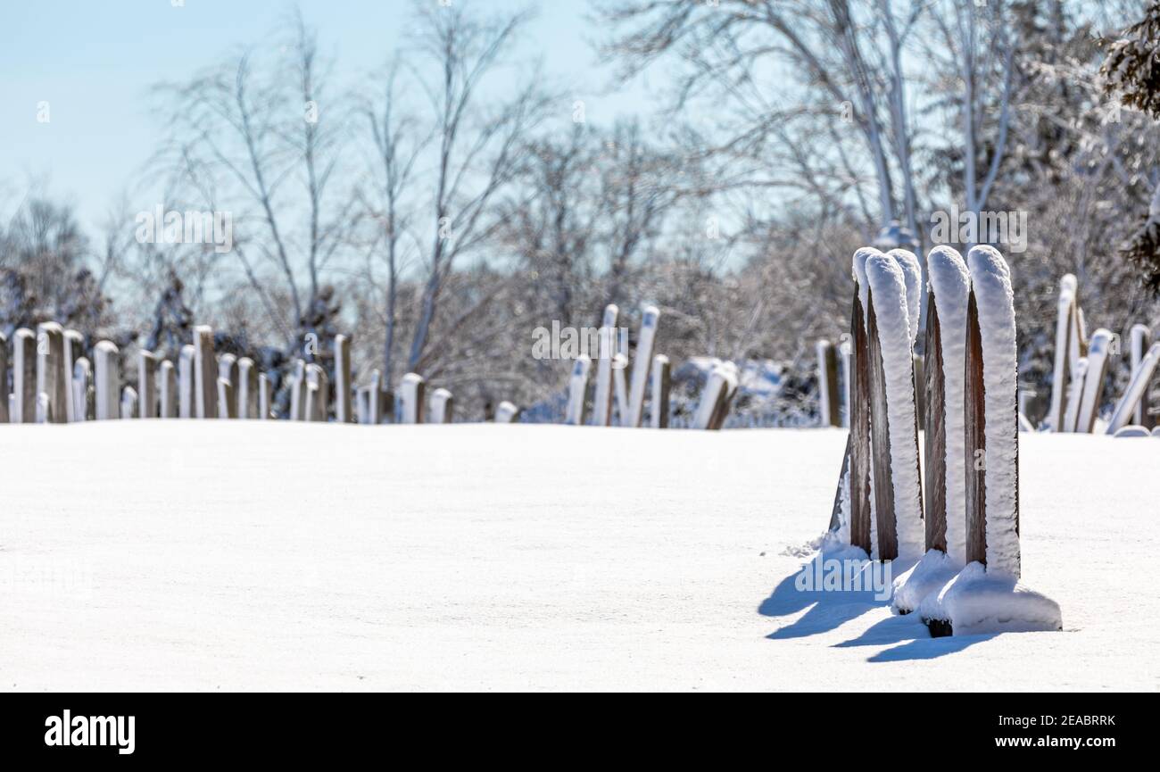 Image d'un cimetière couvert de neige et de pierres de tête Banque D'Images