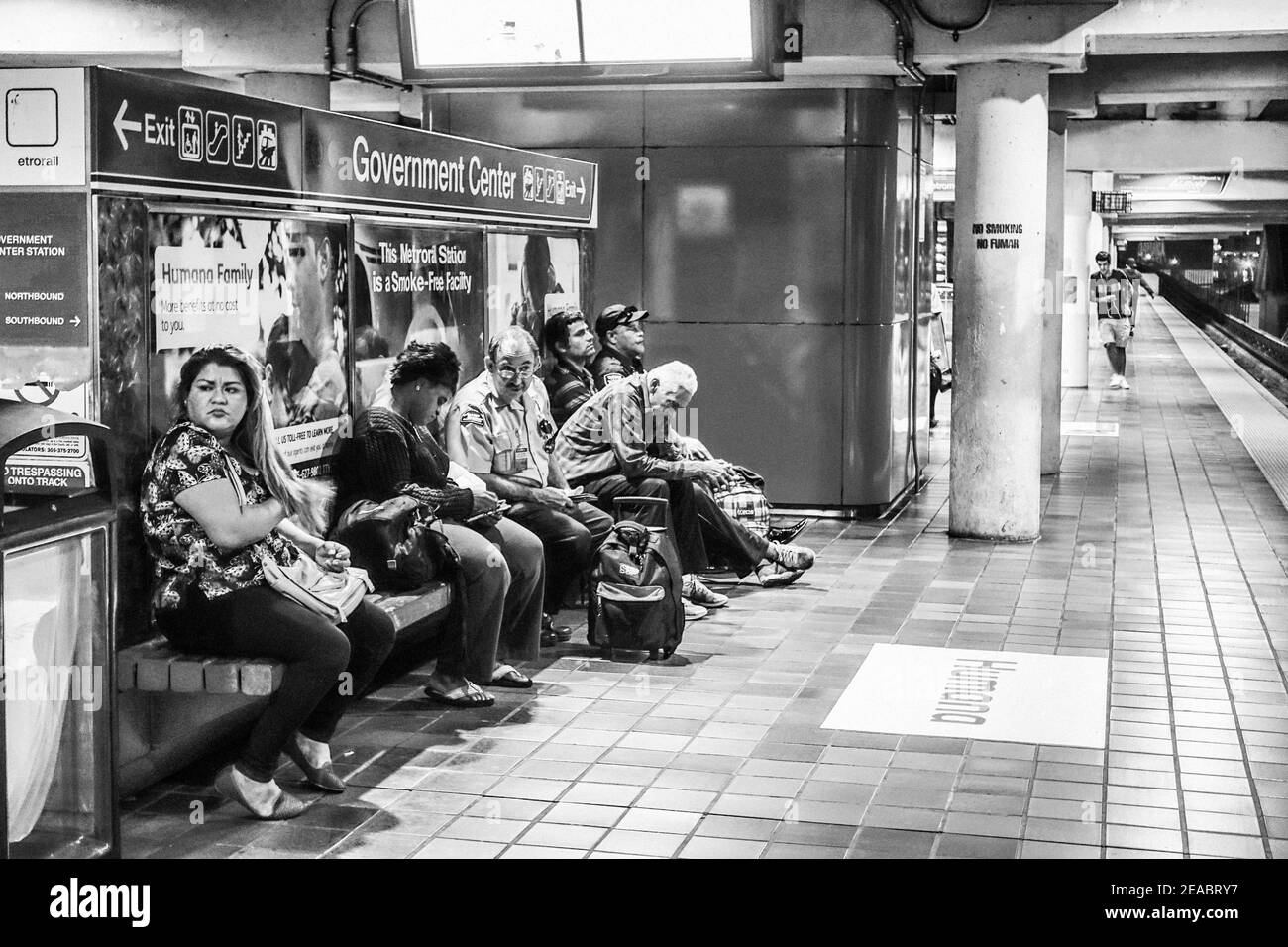 Les passagers de la fin de la nuit attendent un train sur la plate-forme Government Center Metrorail dans le centre-ville de Miami, en Floride. Banque D'Images