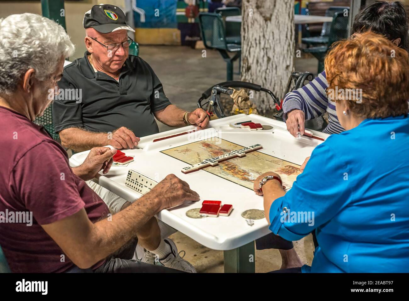 Des résidents cubains de haut niveau jouent des dominos dans un parc de la Calle Ocho, dans la petite Havane de Miami. Banque D'Images