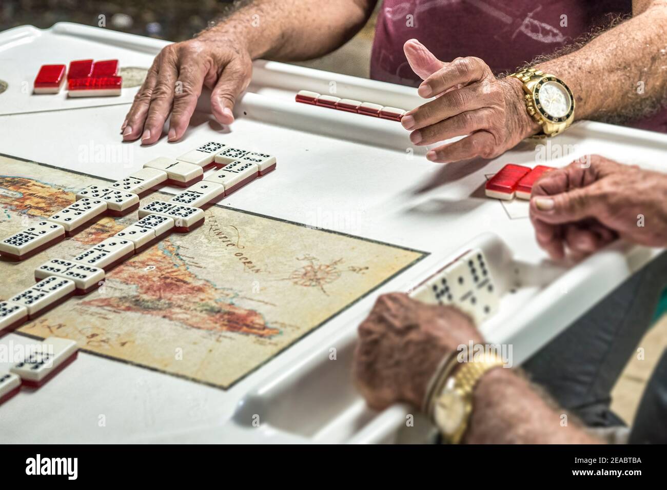 Des résidents cubains de haut niveau jouent des dominos dans un parc de la Calle Ocho, dans la petite Havane de Miami. Banque D'Images