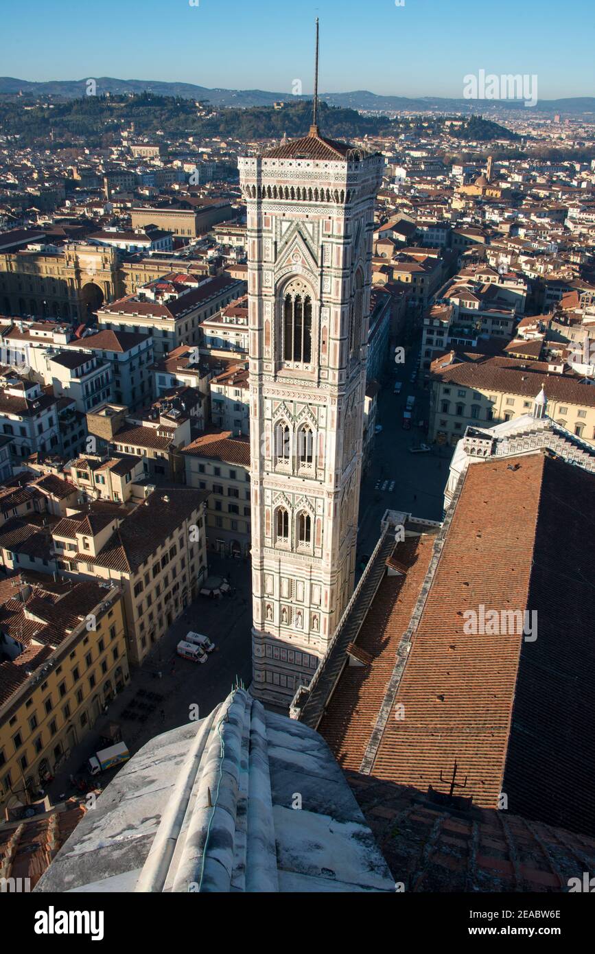 Vue sur la ville depuis le dôme de la cathédrale Santa Maria del Fiore, Florence Banque D'Images