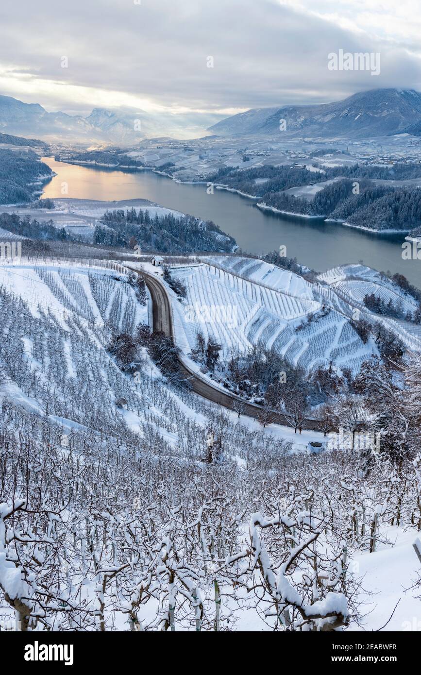 Lac Santa Giustina en hiver. Europe, Italie, Trentin-Haut-Adige, non vallée, Revò Banque D'Images