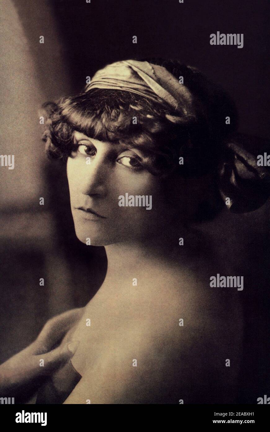 1900 environ , FRANCE : la célèbre écrivaine française COLETTE Willy ( 1873 - 1954 ) - SCRITTRICE - SCRITTORE - LETTERATO - LITTÉRATURE - LETTERATURA - spalla - spalle - épaule - portrait - ritratto - BELLE EPOQUE --- Archivio GBB Banque D'Images