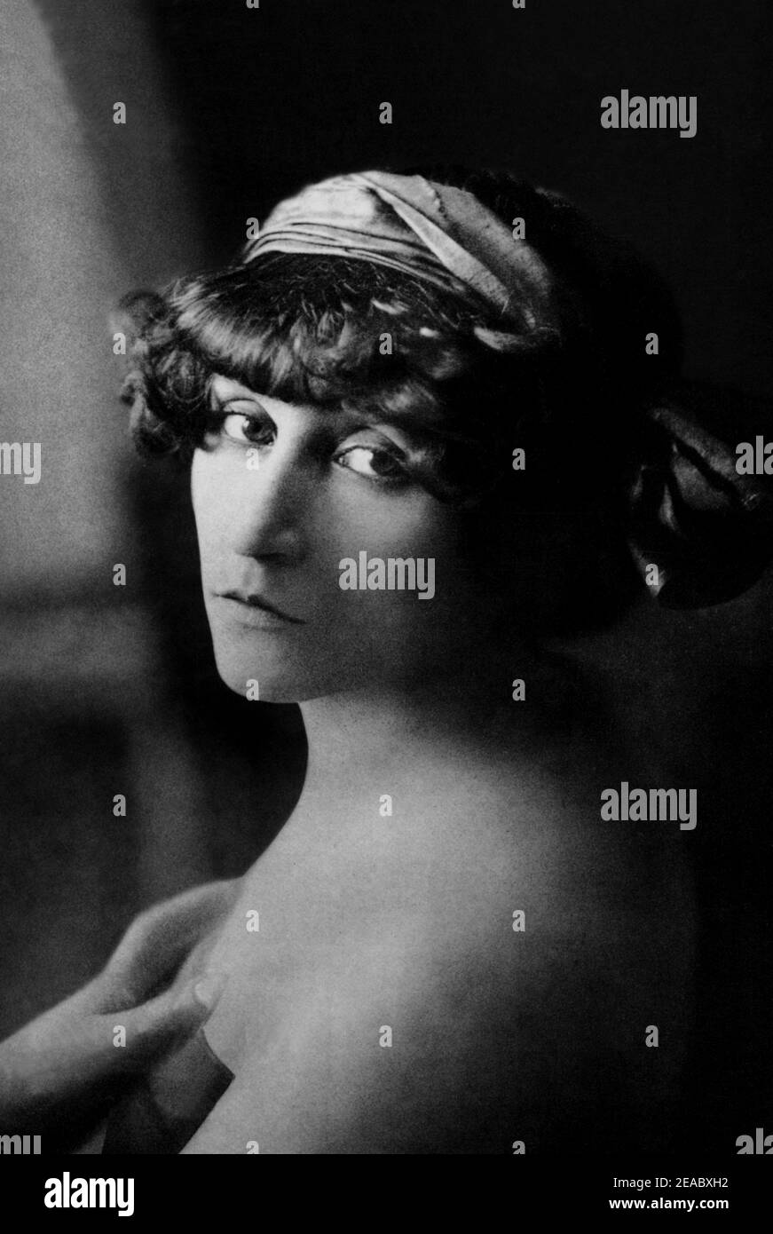 1900 environ , FRANCE : la célèbre écrivaine française COLETTE Willy ( 1873 - 1954 ) - SCRITTRICE - SCRITTORE - LETTERATO - LITTÉRATURE - LETTERATURA - spalla - spalle - épaule - portrait - ritratto - BELLE EPOQUE --- Archivio GBB Banque D'Images