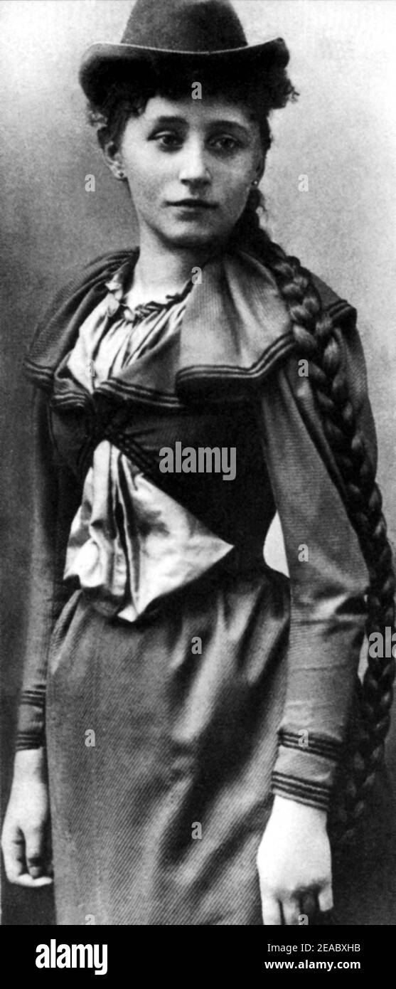 1893 environ Saint-Sauveur-en Puisaye , France : la célèbre écrivaine française COLETTE Willy ( née Sidonie Gabrielle Colette - 1873 - 1954 ) quand était jeune , L'année de son mariage avec Willy Gauthier Villars - SCRITTRICE - SCRITTORE - LETTERATO - LITTÉRATURE - LETTERATURA - personnalités quand était jeune - celebità personalità da giovani giovane - portrait - ritratto - chapeau cappello - treccia - treccie --- Archivio B Banque D'Images