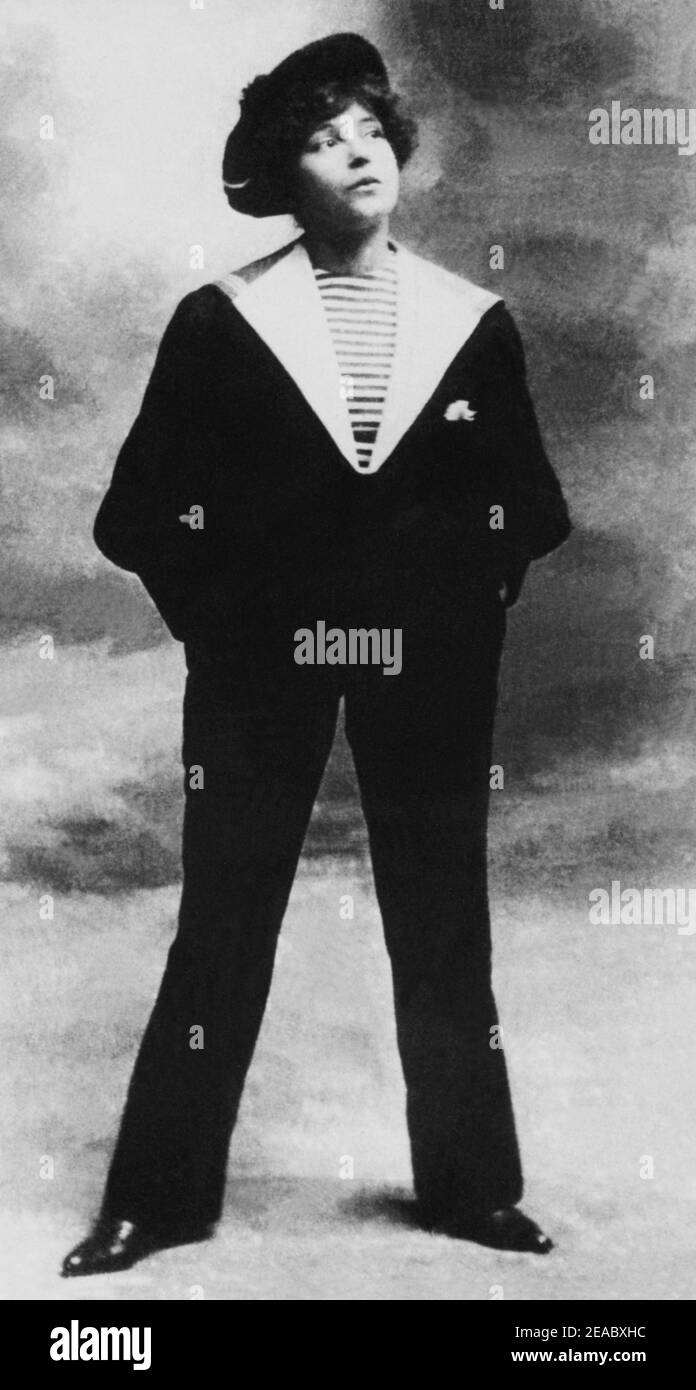 1896 , Paris , France : la célèbre écrivaine française COLETTE Willy ( née Sidonie Gabrielle Colette - 1873 - 1954 ) habillée comme un homme marin . Photo de Henry Manuel ( 1874 - 1947 ). - SCRITTRICE - SCRITTORE - LETTERATO - LITTÉRATURE - LETTERATURA - personnalités quand était jeune - celebità personalità da giovani giovane - impersonateur masculin - donna vestita da uomo - marinaio - femme habillée comme un homme - portrait - ratritto - BELLE EPOQUE - GAY - LGBT - LGBT - LGBT - LGBT - Archivio GBB Banque D'Images