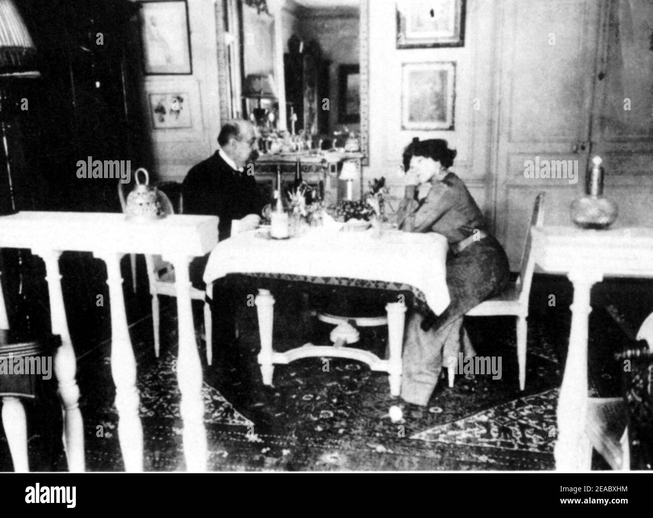 1900 environ Paris , France : la célèbre écrivaine française COLETTE Willy ( née Sidaonie Gabrielle Colette - 1873 - 1954 ) avec le groupe WILLY Gauthier dans la maison rue de Courcelles - Villars - SCRITTRICE - SCRITTORE - LETTERATO - LITTÉRATURE - LETTERATURA - portrait - ritto ---- Archivio GBratB Banque D'Images