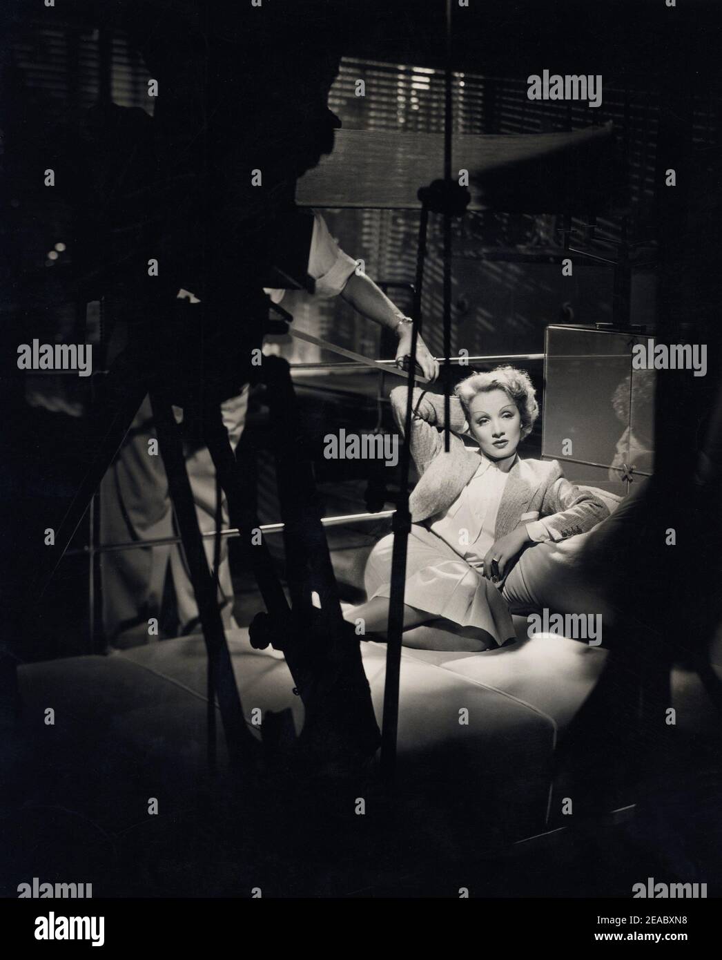 1936 , Etats-Unis : l'actrice MARLENE DIETRICH ( 1902 - 1992 ) pendant le test avec le caméraman Charles Lang pour sa prochaine photo dans LE DÉSIR ( Desiderio ) par Frank Borzage , Paramount Picture - CINÉMA - FILM - atrice - portrait - ritratto - blonde de cheveux - blondie - bionda - capelli biondi - faire le tour - screentest - test d'écran - test d'écran - canapé - divano --- Archivio GBB Banque D'Images