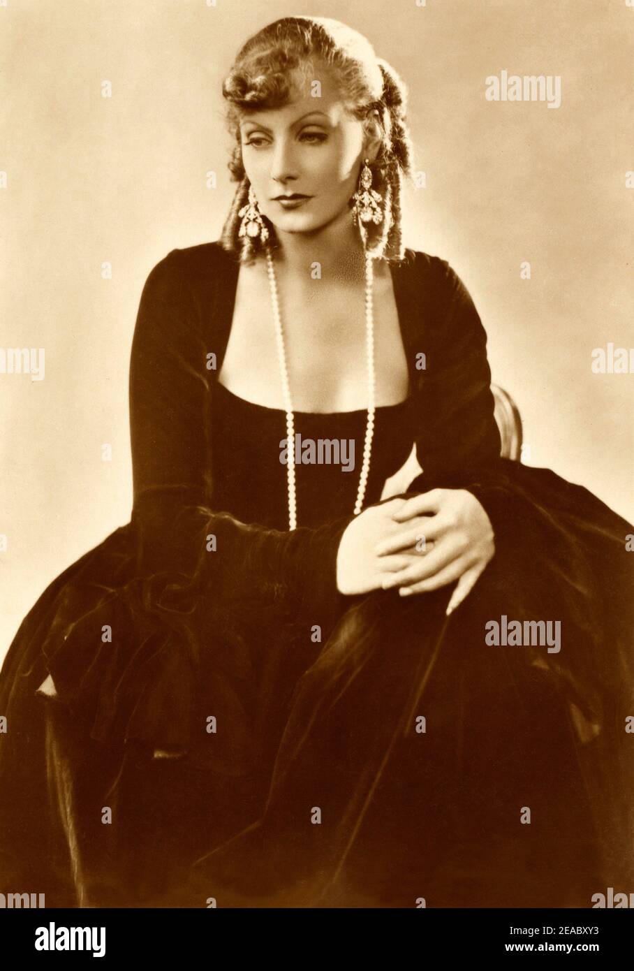 1930 , Etats-Unis : l'actrice GRETA GARBO en ROMANCE ( Romanzo ) par Clarence Brown , D'une pièce de Edward Shelton - MGM - FILM - FILM - CINÉMA - PORTRAIT - collana - collier - bijou - bijoux - bijoux - bijoux - gioiello - gioielli - perla - perle - perles - perles - orecchini - ardrops - boucles - boccoli - scollatura - decolleté - ouverture du cou - veluto - velours --- Archivio GBB Banque D'Images