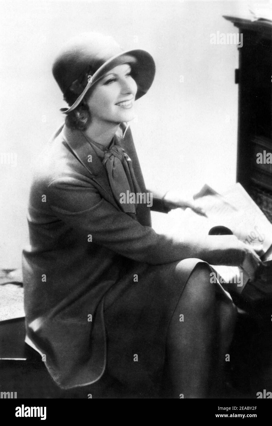 1931 CA., USA : l'actrice GRETA GARBO - MGM - FILM - FILM - CINÉMA -  portrait - ritrato - chapeau - cappello - sourire - sorriso --- Archivio  GBB Photo Stock - Alamy