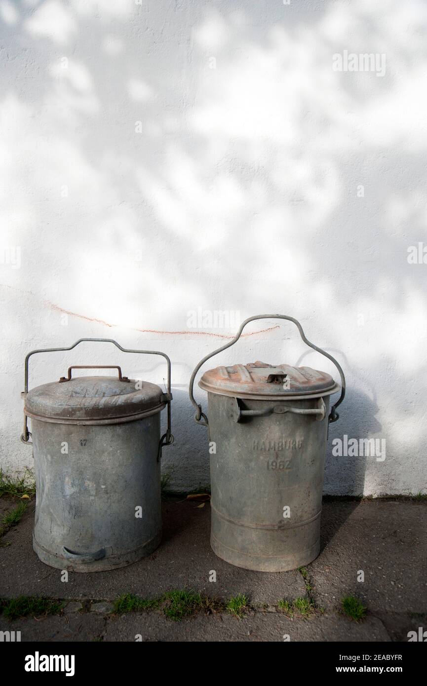 Poubelles vintage Banque de photographies et d'images à haute résolution -  Alamy