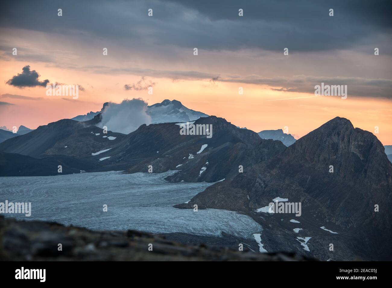 Crépuscule dans les hautes montagnes Banque D'Images