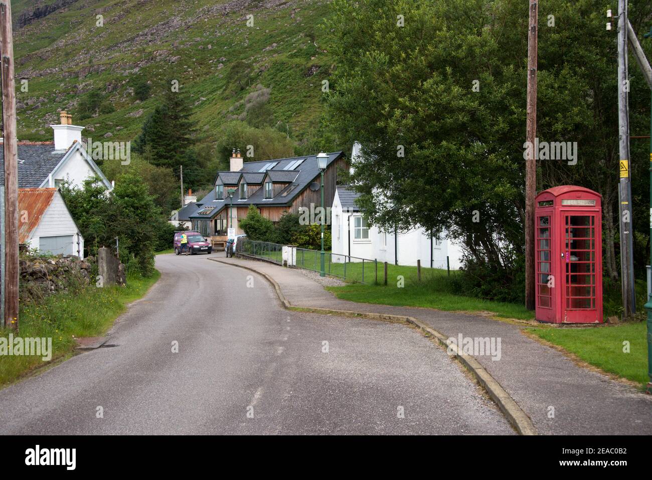 Village avec un téléphone rouge dans les Highlands écossais Banque D'Images