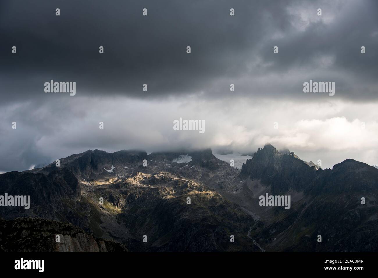 Aube dans les hautes montagnes avec un ciel couvert Banque D'Images