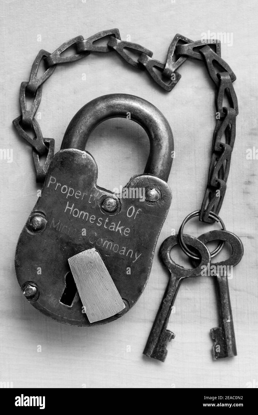 Cadenas de style ancien avec clés sur la chaîne Banque D'Images Cadenas de style ancien avec clés sur la chaîne Banque D'Images